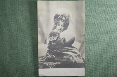 Старинная открытка "Девочка с муфтой". Чистая, № 678. Начало XX века. Европа.