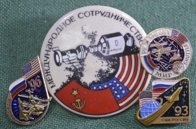Подборка значков "Сотрудничество России и США в космосе" (4 шт.)