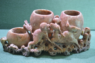 Каменная настольная карандашница "Обезьяна и олень". Поделочный камень, резьба.