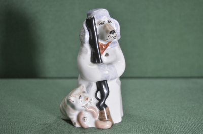 Фарфоровая статуэтка "Собака сторож с ружьем и кот. Сторожевой пес.". Дулево, СССР.