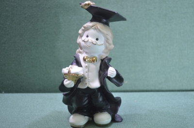 Фигурка, статуэтка "Ученый мальчик в очках, магистр всяческих наук". Фарфор. Европа.