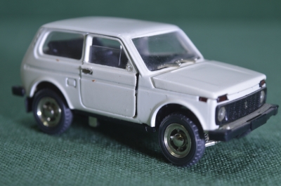 Модель масштабная, автомобиль Нива "LADA 2121 NIVA". 1:43, N A20. Металл. Сделано в СССР.