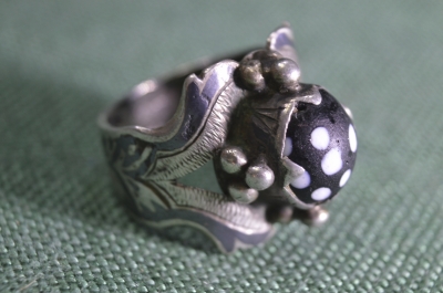 Кольцо старинное артельное со вставкой "Божья коровка". Серебро. Чернение. 1910-1920 годы. #U