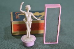 Игрушка "Балерина у зеркала Eva". Колкий пластик. Оригинальная коробка. Польша. 1950е. #U