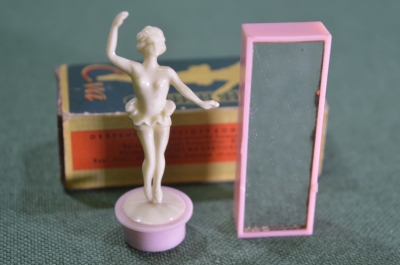 Игрушка "Балерина у зеркала Eva". Колкий пластик. Оригинальная коробка. Польша. 1950е. #U
