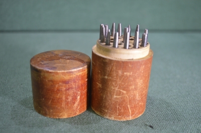 Инструмент, набор насалок для вырубания отверстий. Деревянная коробочка.