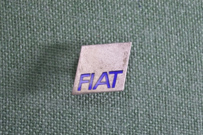 Знак значок фрачный петличный "Fiat". Фирма Fratelli. Тяжелый металл. Эмаль. Италия. 1960-е годы.