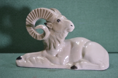 Статуэтка, фигурка фаянсовая "Горный баран. Архар". Фаянс, Монголия.