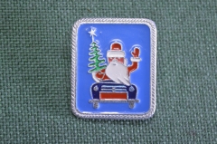 Знак значок "Дед Мороз на машине Новый Год". ГАИ. СССР.