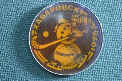 Знак, значок "Международный турнир по хоккею с мячом". Хабаровск, 1976 год. Снеговик с клюшкой. СССР