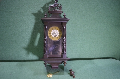 Часы миниатюрные настенные. Германия. Пластик. Механика. На ходу.