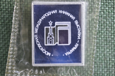 Знак, значок стеклянный "Московская книжная выставка ярмарка", зеркальный. Стекло, ситалл. В запайке