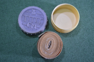 Сантиметр швейный гибкий в футляре. Колкий пластик. Швейные принадлежности. СССР.