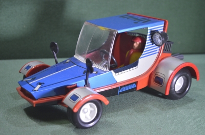 Игрушка машинка с гонщиком "Dolly Molly". ГДР. Германия. #U