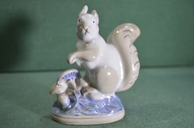 Статуэтка фарфоровая "Белка белочка с грибами". Фарфор. Старая Гжель. Турыгино. СССР. #U