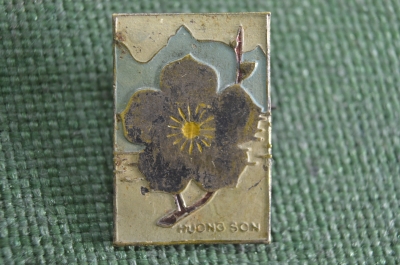 Знак, значок "Цветок сакуры". huong son. Вьетнам. 