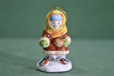 Игрушка елочная "Девочка кормит птиц". Синица. Керамика, майолика, ручная роспись. 