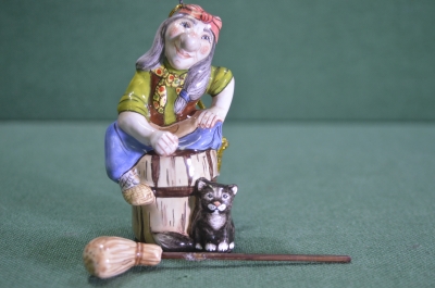Игрушка елочная "Баба Яга с котом, метлой и ступой". Керамика, майолика, ручная роспись. #2