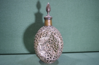 Штоф трехгранный "Дракон и птица". Стеклянная бутыль, медная оплетка. Китай. Дефект