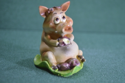 Статуэтка, фигурка "Свинтус с яблоками, обжора". Свинья, хрюндель. Пластик. #1