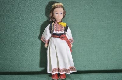 Кукла, куколка в национальной одежде. Синие глаза.