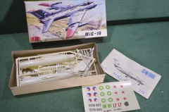 Модель сборная, самолет истребитель "MIG-19, МИГ". Полный комплект. Авиация. Чехословакия. #G3
