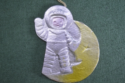 Елочная игрушка "Космонавт на Луне", картонаж. Картон, фольга.