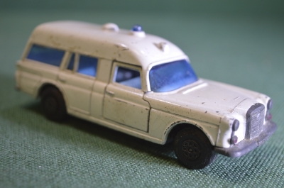 Машинка модель Matchbox Speed Kings "Mercedes Benz Ambulance Скорая Помощь". Великобритания. 1960е