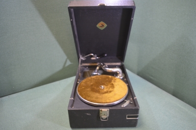 Патефон "ВКПМС Красногвардейск". СССР. 1930е.