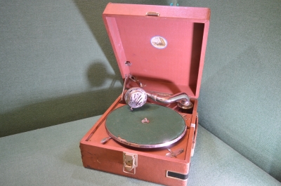 Патефон. Артель "Граммофон", Ленинград. Рабочий.