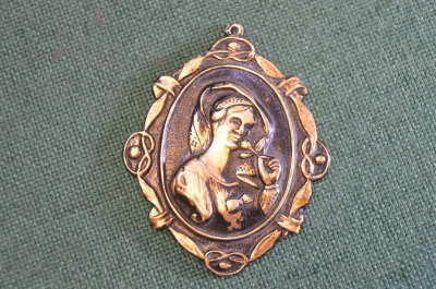 Кулон "Дама девушка с цветком". Чернение. Анодированный алюминий. СССР.