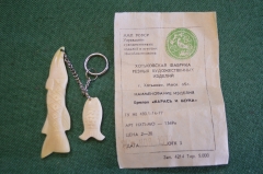 Брелок для ключей "Карась и щука". Кость. Бирка. Рыба, рыбалка. Хотьковская ф-ка. СССР. 1979 год.