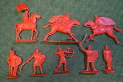 Солдатики "Русская дружина, русские воины, витязи". Красные. Плоский пластик. С дефектами.