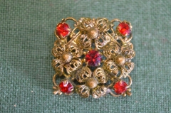 Брошь, брошка средняя, с красными камушками. Латунь.