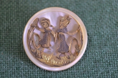 Пуговица сюжетная "Девочки в саду". Перламутр, металл.