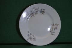 Тарелка старинная фарфоровая. Цветы. Братья Корниловы (?). Диаметр 18 см. Фарфор.