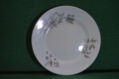Тарелка старинная фарфоровая. Цветы. Братья Корниловы (?). Диаметр 18 см. Фарфор.