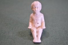 Статуэтка фарфоровая старинная "Сидящий мальчик Путти". Фарфор. Германия. Начало 19 века.