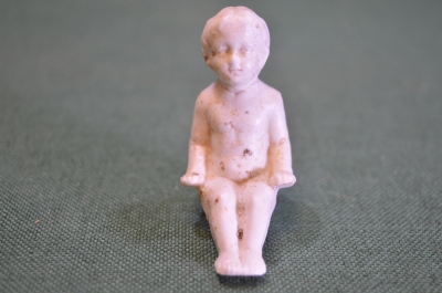 Статуэтка фарфоровая старинная "Сидящий мальчик Путти". Фарфор. Германия. Начало 19 века.