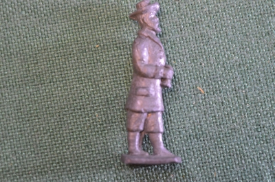Солдатик оловянный. Мужчина с рогом и тростью. Германия. 1960е.