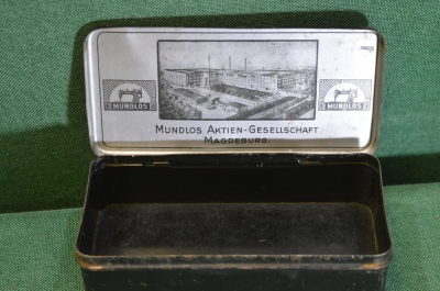 Коробка старинная для принадлежностей к швейной машине "Mundlos Zinger Зингер". Металл. Германия.