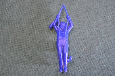 Фигурка Десантник солдатик из игры "Парашютный десант". СССР.