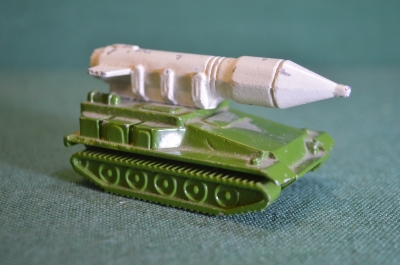 Модель, игрушка "Ракетная установка". Военная техника. ВИЗ, Владивосток. СССР.