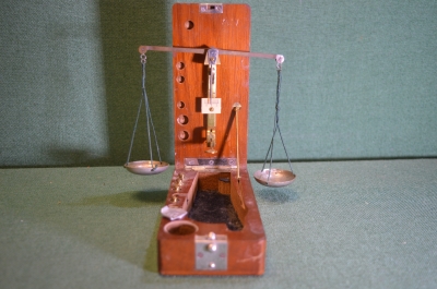 Весы золотоискателя, старинные. Деревянный футляр. Джерси сити, Нью Йорк, США, 1922 год.