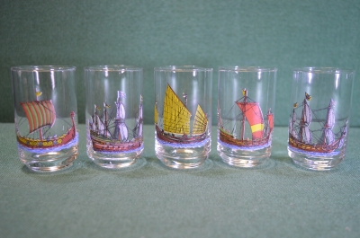 Стопки, стаканчики малые стеклянные. Корабли старинные, парусники. Стекло. Лот 5 штук.