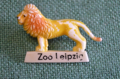 Знак значок "Лев Зоопарк Лейпциг". Колкий пластик. ГДР. Германия.