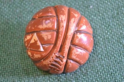 Знак, значок "Футбол футбольный мяч". Карболит. СССР. 1960е.