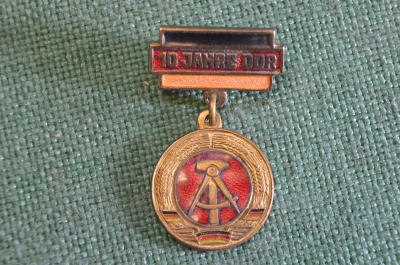 Знак, значок фрачный подвесной "10 лет ГДР". Тяжелый металл. Германия.