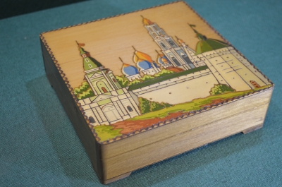 Шкатулка деревянная "Кремль". Резьба. Роспись. СССР.