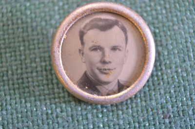 Знак, значок "Космонавт Юрий Гагарин". Белый. СССР.